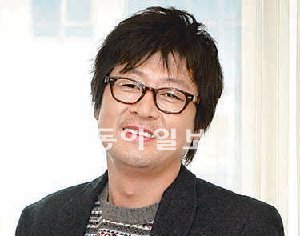 신작 ‘완득이’에서 교사 지휘봉을 잡은 김윤석 씨. 말은 거칠지만 마음은 따뜻한 교사 동주 역할이다. 원대연 기자 yeon72@donga.com