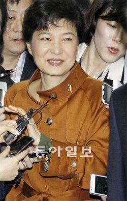 박근혜 전 한나라당 대표가 7일 국정감사를 하기 위해 국회 기획재정위원회 회의실에 들어가기 전 서울시장 보궐선거 지원방식 등에 대한 기자들의 질문에 답변하고 있다. 전영한 기자 scoopjyh@donga.com