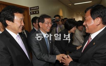 서울시의회에서 박원순 서울시장 후보(왼쪽에서 두 번째)와 손학규 민주당 대표(왼쪽)가 7일 서울 중구 서울시의회에서 민주당 소속 시의원들과 악수하고 있다. 변영욱 기자 cut@donga.com