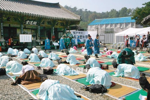 8일 오전 충남 논산시 연산면 돈암서원에서 열린 향시 재현행사에 전국에서 100여 명의 응시생이 참가해 답안을 작성하고 있다. 논산시 제공