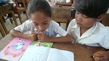 2009년 인도네시아의 술라웨시 주 부퉁 섬 바우바우 시에 위치한 까르야바루 초등학교 교실에서 기자가 ‘동아’라는 글자를 보여주자 아이들이 한글 공책에 따라 적은 뒤 소리내어 읽고 있다. 바우바우=신민기 기자 minki@donga.com