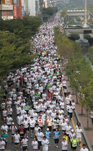 하이서울 청계천
9일 서울시내를 달린 하이서울마라톤. 청계4가 부근을 달리는 시민들 모습.