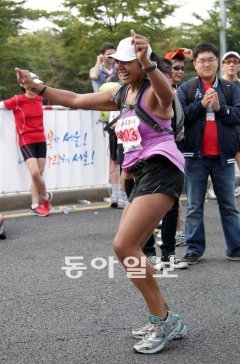 9일 서울시내를 달린 하이서울마라톤. 결승선을 통과한 외국인 여성이 흥겹게 춤을 추고 있다.