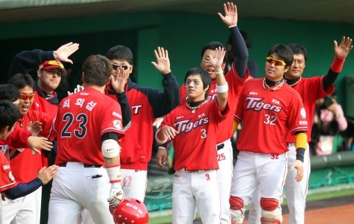 이때까지만 해도 좋았다. KIA 최희섭이 2차전 1-0으로 앞선 5회 1사 후 SK 송은범을 상대로 좌월솔로홈런을 때려낸 뒤 
덕아웃에서 동료들의 환영을 받고 있다.  문학｜김종원 기자 won@donga.com 트위터 @beanjjun