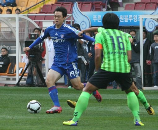 수원 조용태(왼쪽)가 8일 전북과 K리그 홈경기에서 상대 수비를 피해 드리블 하고 있다. 사진제공｜수원삼성