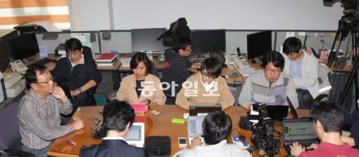 9일 오후 이국철 SLS그룹 회장(맨 왼쪽)이 서울 강남구 신사동 자신의 사무실에서 기자회견을 열었다. 이 자리에서 이 회장은 자신이 직접 썼다는 신 전 차관과 관련된 비망록을 공개했다. 변영욱 기자 cut@donga.com