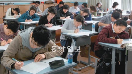 9일 오전 서울 종로구 계동 중앙중학교에서 2011년 동아일보 수습기자 필기시험이 치러졌다. 장승윤 기자 tomato99@donga.com