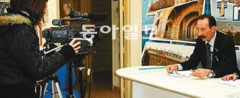 아빠는 앵커… 딸은 카메라맨 시칠리아 섬에서 텔레자토 방송을 설립한 피노 마니아치 씨(오른쪽)가 직접 뉴스를 진행하고 있다. 카메라를 맡고 있는 직원은 그의 딸인 레티치아 씨이다. BBC 제공