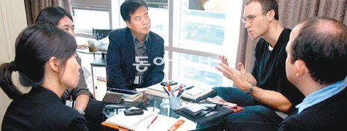 아시아피름마켓에 참석한 외국인들이 부산영상위원회 관계자들과 영화산업의 신기술에 대해 논의하고 있다. 부산시 제공