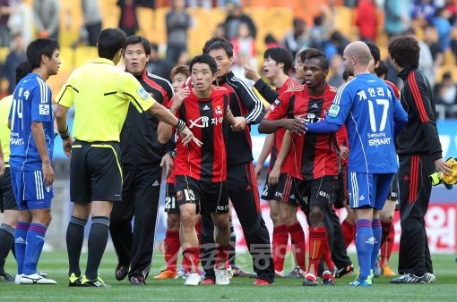 프로축구연맹이 최근 불거진 K리그 심판들의 판정 논란으로 골머리를 앓고 있다. 3일 수원월드컵경기장에서 열린 수원-서울의 라이벌 빅뱅에서 나온 결승골은 명백한 오프사이드였다. 당시 흥분한 서울 선수들이 경기 종료 후 강한 불만을 터뜨리고 있다.  수원｜김종원 기자 won@donga.com 트위터 @beanjjun