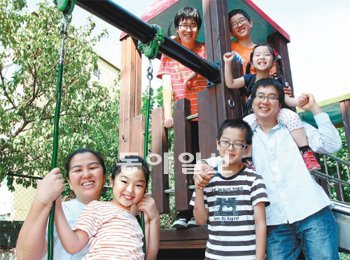 3남 2녀 다섯 자녀를 둔 다둥이 엄마 김현주 씨 가족이 환하게 웃고 있다. 김 씨는 “아이가 한 번 웃으면 나는 다섯 번 웃는다”고 말했다. 양회성 기자 yohan@donga.com