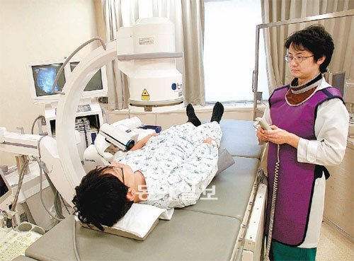 요로결석 환자가 체외충격파쇄석술로 치료받고 있다. 서울아산병원 제공