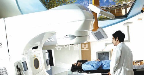 보다 정밀하게 방사선을 쬐는 암치료기 ‘노발리스 티엑스’로 의료진이 환자를 치료하는 모습. 가천의대 길병원 제공