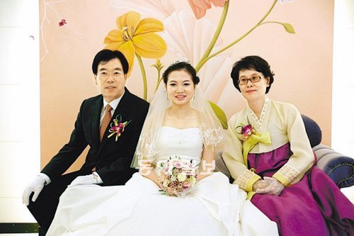 9일 열린 베트남 신부 훤 씨 결혼식에서 박용재 대전평생교육문화센터 원장(왼쪽)과 조민정 한글교실 강사(오른쪽)가 신부 친정부모가 됐다. 대전시 제공