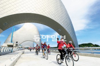 지난달 20일 전남 나주시 노안면 영산강 승촌보 일대에서 열린 영산강 자전거길 시범 종주에 나선 동호인들과 국토해양부 직원들. 물결에 부서지는 눈부신 햇빛, 상쾌한 바람과의 만남은 강변 자전거 달리기의 매력이다. 나주=박영철 기자 skyblue@donga.com