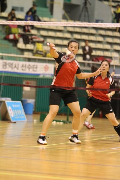 8일과 9일 전북 익산시 실내체육관에서 열린 제21회 문화체육관광부장관기 전국배드민턴대회에는 1200여 명의 배드민턴 동호인이 출전해 기량을 겨뤘다. 여성 복식조에 출전한 동호인 선수가 상대의 공격을 침착하게 받아넘기고 있다. 사진제공｜전국배드민턴연합회