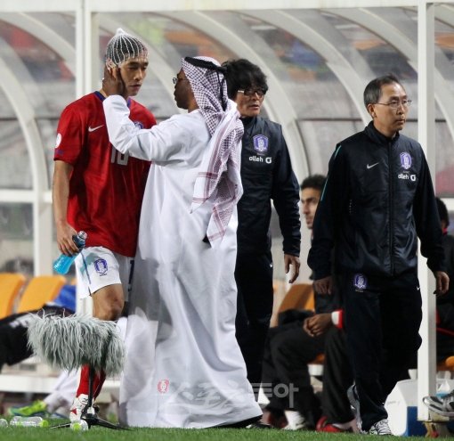 영광의 상처. 공중볼을 다투다 머리에 부상을 당한 박주영이 경기장을 빠져나가자 UAE 스태프가 위로하고 있다. 수원｜국경원 기자 onecut@donga.com 트위터 @K1isonecut