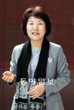 박보영 한국여성변호사회 회장은 11일 “‘도가니’ 열풍 속에서 피해자들이 사생활 노출로 또 다른 피해를 보고 있다”며 피해자 보호의 중요성을 역설했다. 이번 사건을 두고 변호사 단체 대표가 의견을 밝힌 것은 처음이다. 이종승 기자 urisesang@donga.com