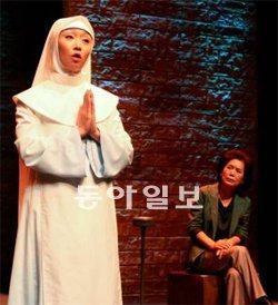 뮤지컬 배우 선우(왼쪽)는 역대 아그네스 중최고의 가창력을 보여준다. 덕우기획 제공