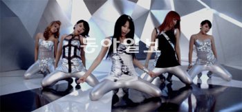 포미닛의 히트곡 ‘거울아 거울아’ 뮤직비디오. 쟈니브로스가 제작했다. 큐브엔터테인먼트 제공