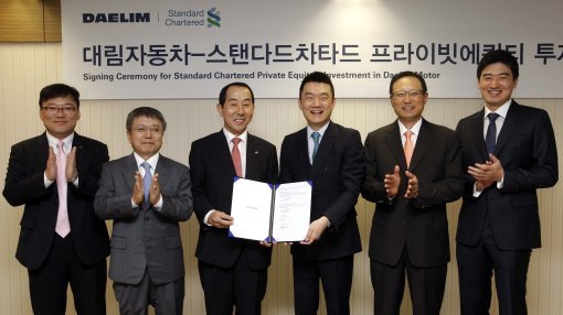 대림자동차와
스탠다드 차타드 프라이빗 에쿼티(Standard Chartered Private Equity)관계자들이
투자유치 조인식을 축하하는 행사를 진행하였다. (왼쪽 두번째부터 대림산업 박종국 사장, 대림자동차 김계수 사장, SCPE 정명훈 이사, SC제일은행 기업금융부문 안정모 부행장)
