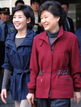 박근혜와 나경원 밝은 미소 한나라당 박근혜 전 대표와 나경원 서울시장 후보, 홍준표 대표최고위원이 10
26 재보궐선거 공식 유세 첫 날인 13일 서울 구로구 벤처기업협회를 나서며 환하게 웃고 있다. 
    (서울=연합뉴스)