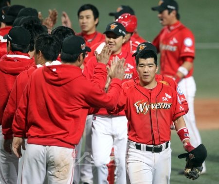 이만수 SK 감독대행은 이름과 달리 단 한 가지 수, 정공법으로 밀어 붙여 KIA를 준플레이오프에서 꺾었다. 롯데와 플레이오프도 달라진 것은 없다. SK는 사실상 1∼4선발을 미리 공개하는 등 비책 없이 오직 정면 대결을 준비하고 있다. 스포츠동아 DB