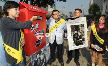 “희망의 엽서 보내주세요” 납북된 뒤 정치범수용소에 있는 것으로 알려진 ‘통영의 딸’ 신숙자 씨와 두 딸의 석방을 청원하는 ‘백만엽서 운동’이 13일 오후 서울 종로구 세종로 동아미디어센터 앞에서 시작됐다. 신 씨의 남편 오길남 박사(왼쪽에서 두 번째)와 관계자들이 서명이 담긴 엽서를 ‘희망우체통’에 넣고 있다. 신원건 기자 laputa@donga.com