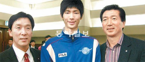 왼쪽부터 신영철 대한항공 감독, 류윤식, 류중탁 명지대 감독. 이승건 기자 why@donga.com