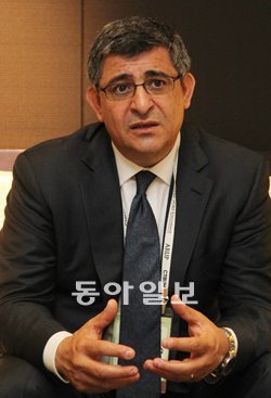 아메드 압델라자크 전무는 “용산 랜드마크 타워는 최첨단 미래형 건축물이 될 것”이라고 말했다. 이종승 기자 urisesang@donga.com