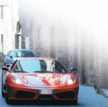 교황청이 있던 중세도시 오르비에토의 골목을 빠져나오는 빨간색 페라리 F430 스쿠데리아. 삼성카드의 프리미엄 맞춤여행 상품을 구매하면 이 차를 직접 몰고 이탈리아를 여행할 수 있다.