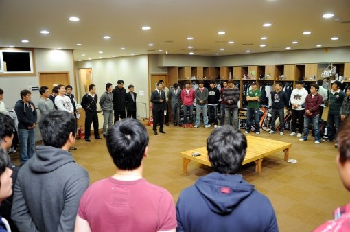 두산 김진욱 신임감독이 14일 잠실구장 라커룸에서 선수단과 마주했다. 김 감독은 이날 선수들을 향해 3가지 약속과 당부를 했다. 사진제공｜두산 베어스