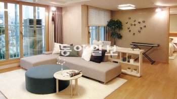 14일 대전 중구 대흥동에 문을 연 ‘대전 도안 아이파크’ 아파트 본보기집에 마련된 84㎡E형의 실내. 현대산업개발 제공