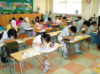 (사)한우리독서문화운동본부는 11일 ‘제20회 전국 한우리 독서올림피아드’ 수상자를 발표했다. 사진은 독서올림피아드 시험을 치르는 학생들. 한우리 제공