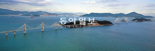 부산시와 경남도가 민간자본(민자)으로 건설된 거가대로 재정지원보전방식을 바꾸기로 했다. 거가대로 전경. 동아일보DB