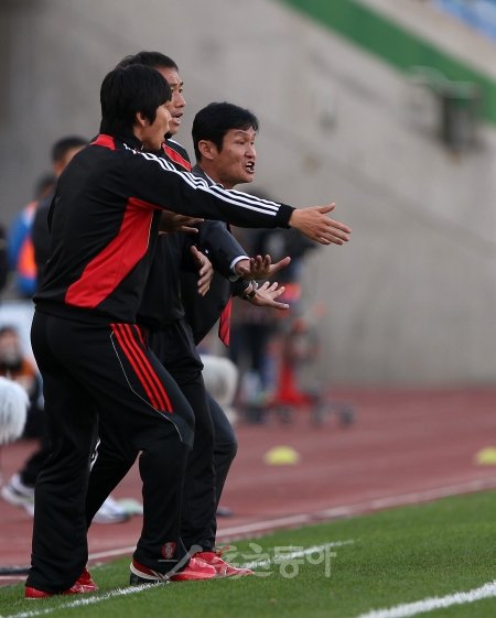 16일 인천전 후반 27분, 서울 몰리나의 골이 규정위반으로 노골이 선언되자 FC서울 최용수 감독대행(맨 오른쪽)이 격렬하게 항의하고 있다. 인천｜임진환 기자