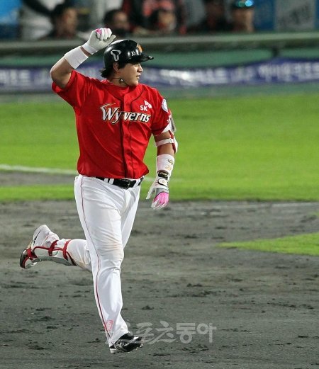 2011 프로야구 롯데자이언츠 대 SK와이번스의 플레이오프 1차전 경기가 16일 부산 사직야구장에서 열렸다. 연장 10회초 무사 sk 정상호가 역전 솔로 홈런을 날린 후 기뻐하며 그라운드를 돌고 있다. 사직 | 김종원기자 won@donga.com 트위터 @beanjjun