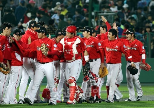 비룡군단의 기세가 무섭다. 준플레이오프에서 KIA에 1패 후 3연승으로 플레이오프 진출권을 따낸 뒤 롯데와의 플레이오프 1차전에서도 먼저 3점을 내주고도 결국 7-6으로 승리하는 저력을 발휘했다. SK 선수들이 1차전 역전승 후 하이파이브를 하고 있다. 사직｜박화용 기자 inphoto@donga.com 트위터 @seven7sola