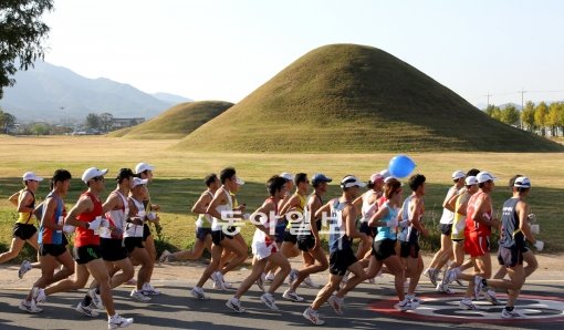 16일 경북 경주에서 열린 ‘동아일보 2011 경주국제마라톤’에 참가한 마라토너들이 미추왕릉을 지나가고 있다. 김미옥 동아일보 기자 salt@donga.com