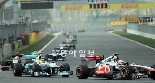 16일 오후 전남 영암군 삼호읍 코리아 인터내셔널 서킷(KIC)에서 열린 ‘2011 포뮬러원 코리아 그랑프리(2011 FOMULA KOREAN GRAND PRIX)’ 결승전을 보기 위해 찾은 수만 관중이 F1 머신의 질주본능을 만끽하고 있다. 영암(전남)｜박영철 동아일보 기자  skyblue@donga.com