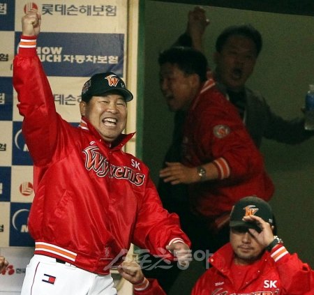 ‘헐크’가 또 한번 포효했다. SK 이만수 감독대행이 1차전에서 연장 10회 접전 끝에 7-6으로 짜릿한 승리를 거두자 오른 주먹을 불끈 쥔 채 기쁨을 만끽하고 있다.사직｜박화용 기자 inphoto@donga.com 트위터 @seven7sola