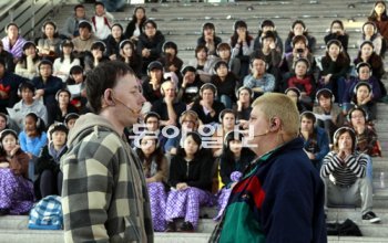 서울역 KTX 승강장에서 공연된 호주 극단 백투백시어터의 ‘작은 금속 물체’에 출연해 자연스러운 연기를 펼친 지적장애인 배우들. 대본 암기력이 뛰어난 스티븐 역의 사이먼 라허티 씨(왼쪽)와 여성이면서 남성 역을 훌륭하게 소화한 게리 역의 소냐 테우벤 씨. 홍진환 기자 jean@donga.com