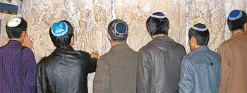 지난달 16일 이스라엘 예루살렘에 있는 ‘통곡의 벽’을 방문한 중국계 유대인들. 이들은 유대교가 중국에서 공식 인정받지 못하는 탓에 얼굴 공개를 부담스러워했다. 출처 미국 로스앤젤레스타임스
