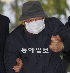 이윤재 피죤 회장이 17일 서울 서초구 서초동 서울중앙지법에서 진행된 구속영장 실질심사를 마친 뒤 경찰서로 들어오고 있다. 김재명 기자 base@donga.com