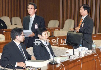 “이대론 토론 못합니다” 17일 한미 자유무역협정(FTA) 비준동의안 끝장토론에서 야당 측 진술인으로 나온 정태인 ‘새로운 사회를 여는 연구원’ 원장(왼쪽)과 송기호 변호사가 진행 절차에 불만을 표시하며 자리를 떠나고 있다. 앞줄은 최석영 외교통상부 FTA 교섭 대표와 이재형 고려대 교수(왼쪽부터). 매일경제신문 제공