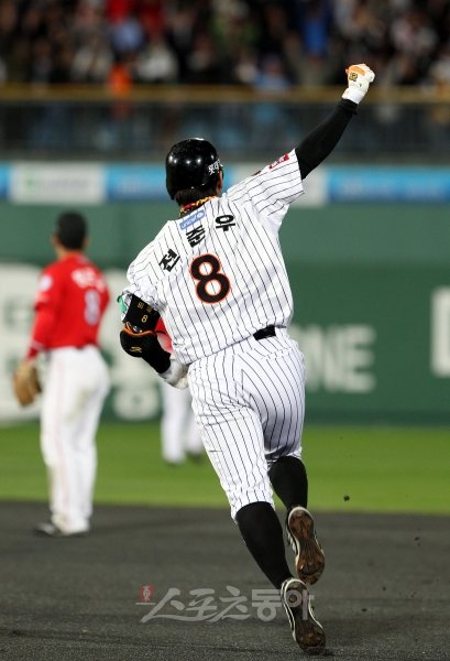 롯데 전준우가 6회말 1사 1루에서 투런 홈런을 치고 그라운드를 돌고 있다. 사직ㅣ박화용 기자 inphoto@donga.com 트위터 @seven7sola