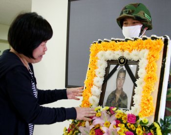 오열하는 어머니  외박을 나와 자살한 육군 이병의 유족이 구타 등 가혹행위 피해를 주장하고 있는 가운데 18일 오전 전남 함평군의 국군 함평병원 장례식장에서 김 이병의 어머니 권모(48·여)씨가 김 이병의 영정사진을 보며 오열하고 있다. (함평=연합뉴스)