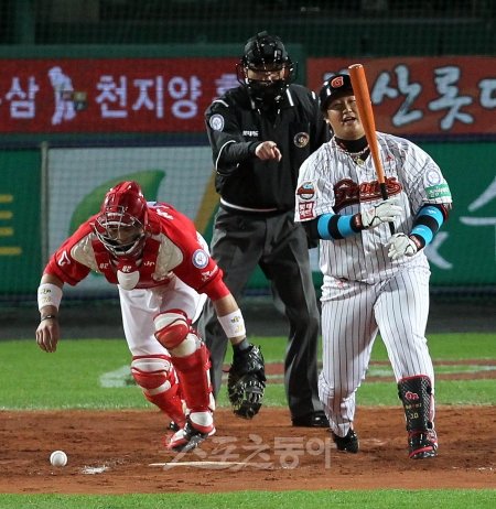 롯데는 SK의 두꺼운 방패를 뚫어야만 한국시리즈에 오를 수 있다. 하지만 1·2차전에서는 SK가 ‘롯데 타선의 핵’ 이대호를 잘 막았다. 스포츠동아 양상문, 이효봉 해설위원은 “롯데의 4번타자 이대호의 활약 여부”를 남은 시리즈의 키로 꼽았다. 사직｜김종원 기자 won@dongacom 트위터beanjjun