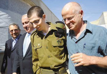 그리웠던 아버지와 함께… 팔레스타인 무장단체 하마스에 납치됐다 5년 만에 풀려난 길라드 샬리트 병장이 
18일 이스라엘 수도 텔아비브 인근 텔노프 군공항에 도착했다. 왼쪽부터 에후드 바라크 국방장관, 베냐민 네타냐후 이스라엘 총리, 
샬리트 병장, 샬리트 병장의 아버지 노엄 씨. 텔노프=AP 연합뉴스