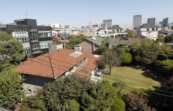 18일 촬영한 서울 강남구 논현동의 이명박 대통령 사저. 청와대는 집 주변에 높은 건물이 많아 경호에 어려움이 있다고 설명한 바 있다. 김재명 기자 base@donga.com